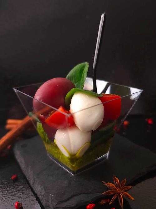 Шарики мацареллы с розовой оливкой, помидорами и соусом песто