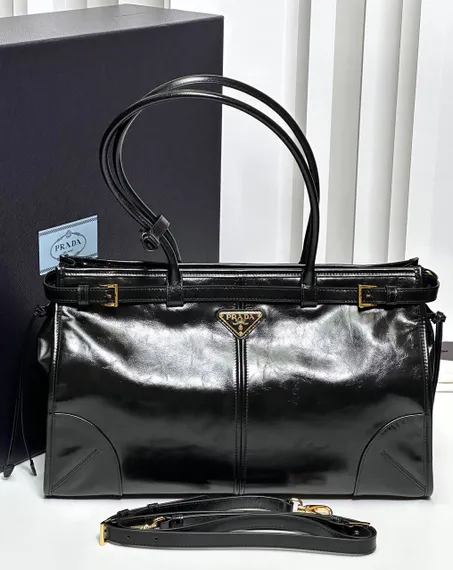 Кожаная большая сумка Prada Bonnie