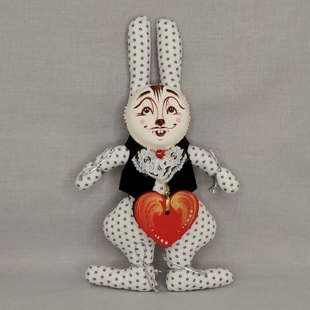 Ёлочная игрушка Кролик с воротником жабо в жилете с аксессуаром