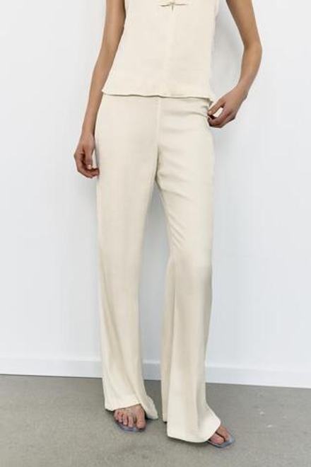 ZARA АТЛАСНЫЕ БРЮКИ FLARE, ЖЕЛТОВАТО-БЕЛЫЙ