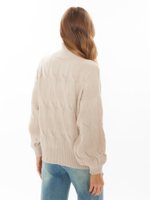 Женский джемпер бежевый с высоким воротом и объёмным узором