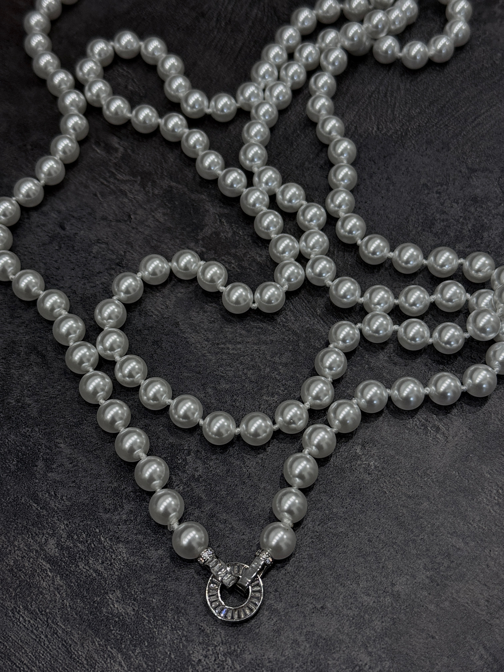 Нить 160 см белого жемчуга Swarovski диаметром 1 см с серебряной застежкой из цирконов