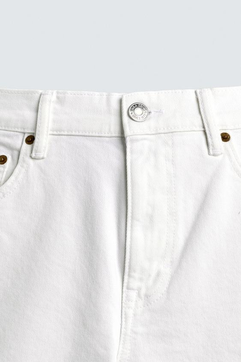 ZARA ДЖИНСОВЫЕ ШОРТЫ REGULAR FIT, БЕЛЫЙ