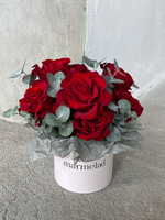 Коробочка из красных роз с эвкалиптом