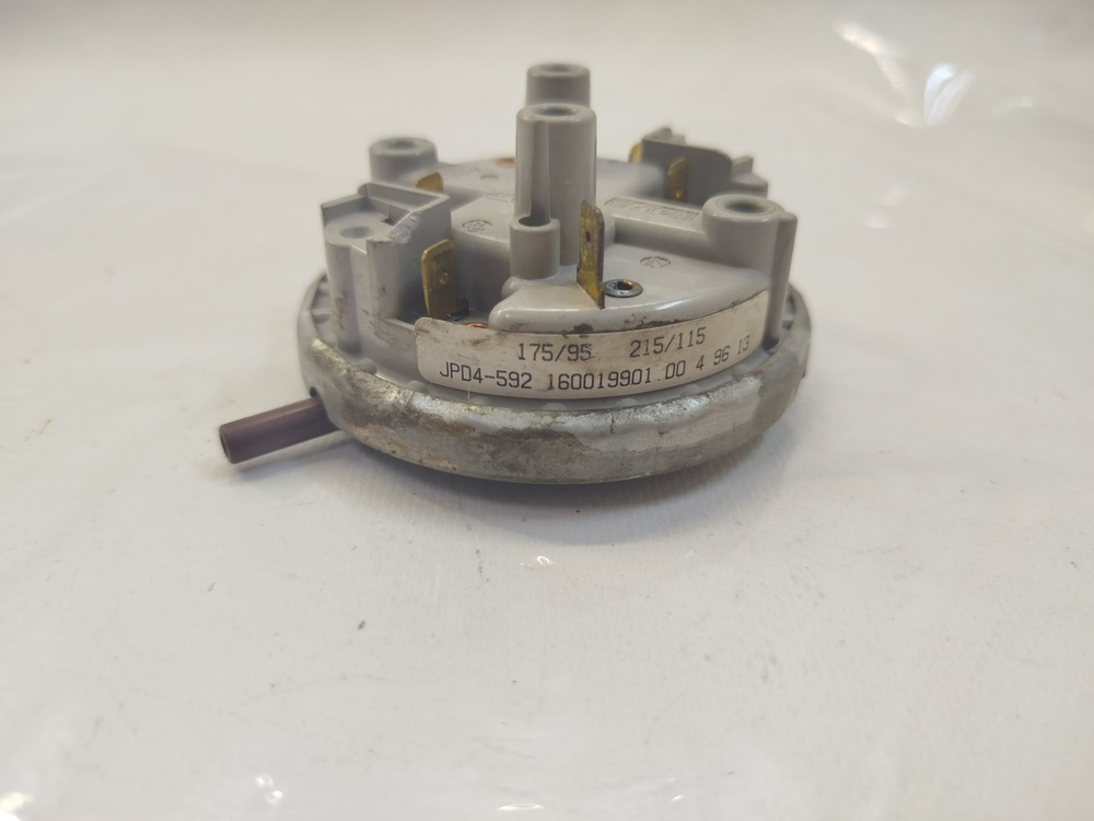 506 Датчик уровня воды (Прессостат) для стиральной машины Indesit Ariston JPD4-592 175/95 215/115 б/у