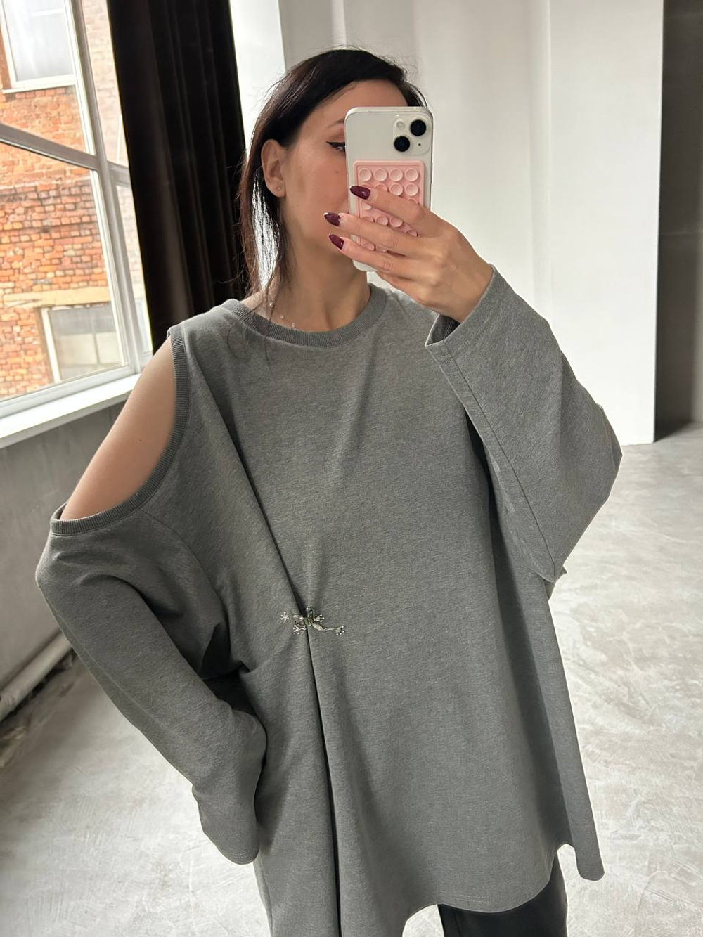 Свитшот с вырезом на плече