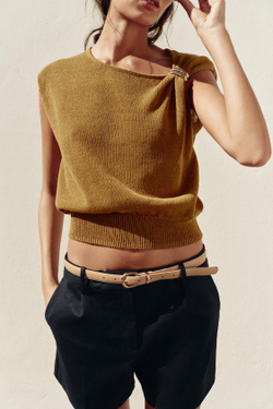 ZARA ТРИКОТАЖНЫЙ ТОП С ФУРНИТУРОЙ, ТЕМНО-СОЛОМЕННЫЙ