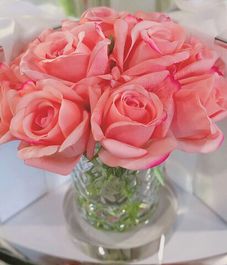 Букет коралловых роз в прозрачной вазе "ёлочка", Cote Noire