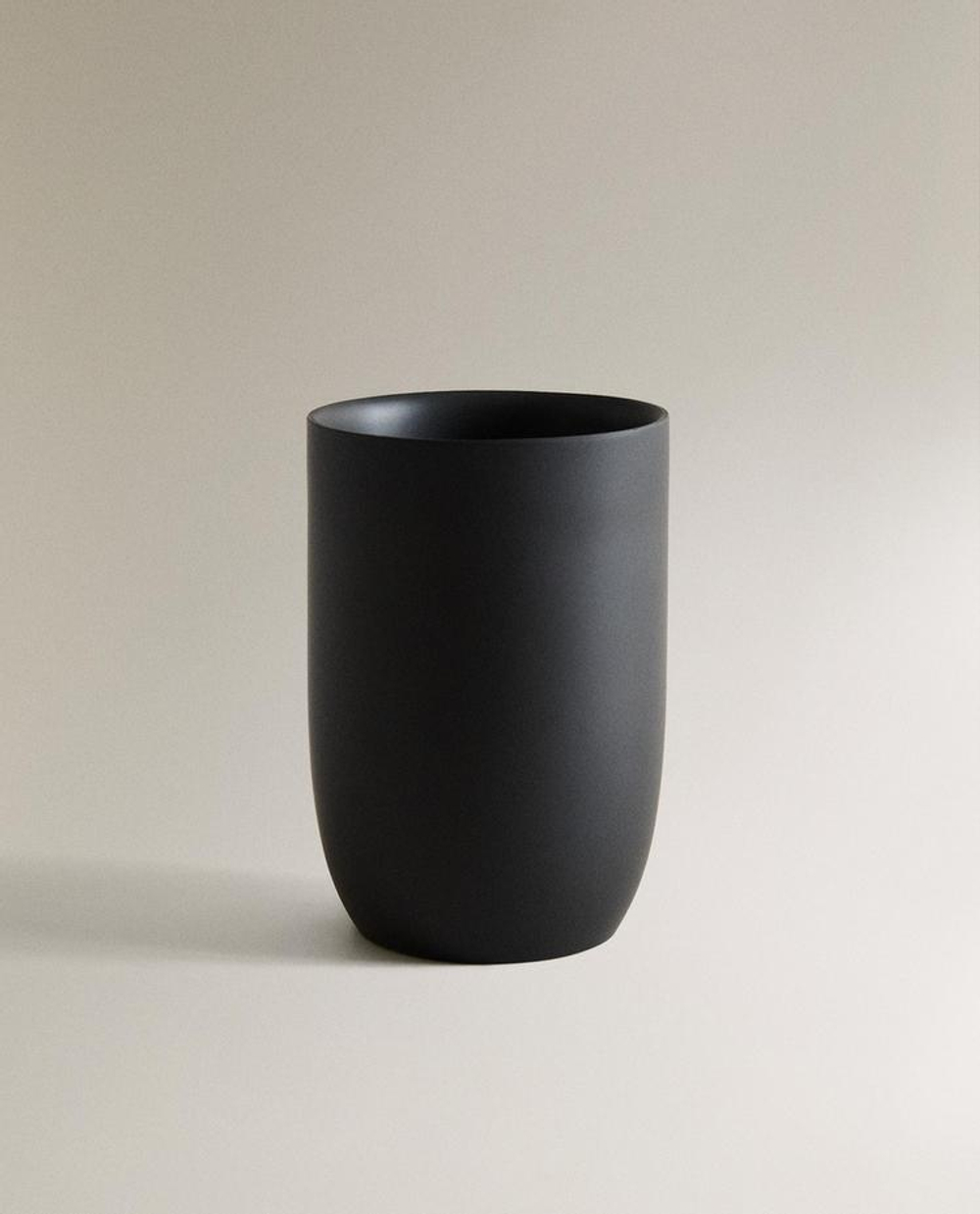 ZARA HOME СТАКАН ДЛЯ ЗУБНЫХ ЩЕТОК ИЗ СМОЛЫ, ЧЕРНЫЙ