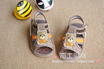 Сандалии детские с аппликацией в виде медвежонка