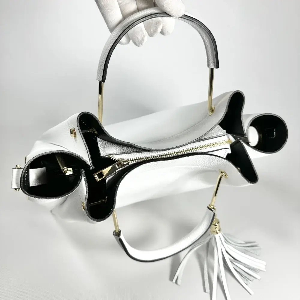 Женская белая сумка из натуральной кожи с металлическими ручками