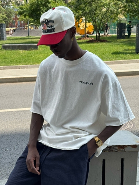 Белая футболка с необработанными краями и лого