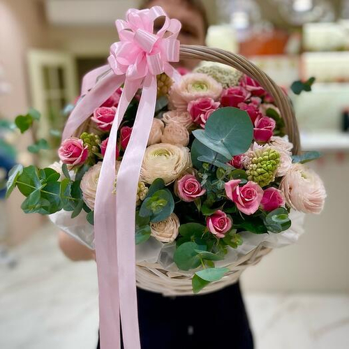 Корзина из ранункулюсов, кустовых роз и гиацинтов. Цветы в корзине 012 Chalet Green