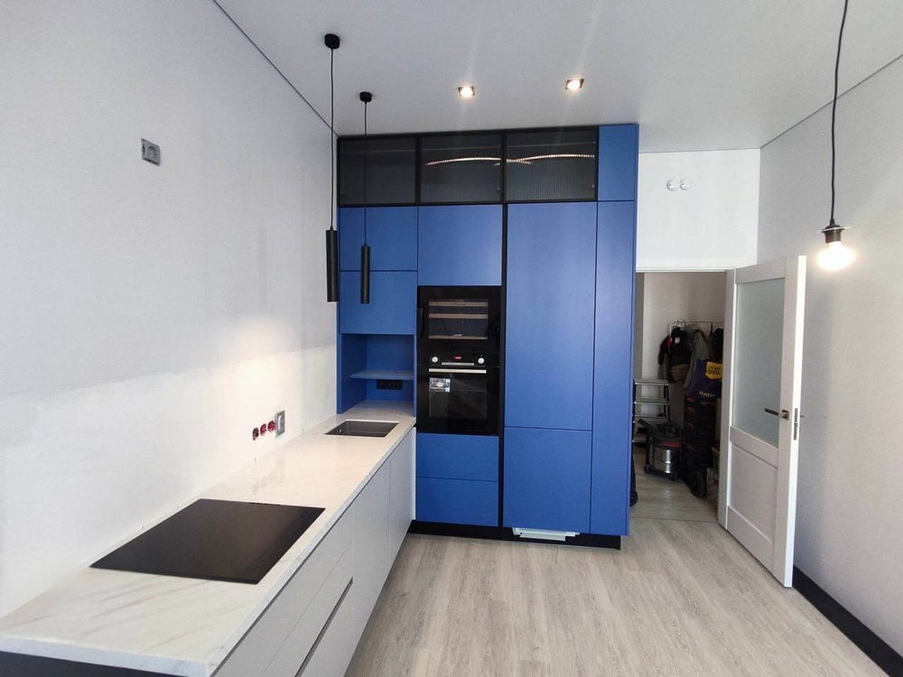 Стильная кухня в синем цвете