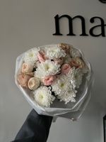 Авторский букет из хризантемы, кустовых пионовидных и классических роз