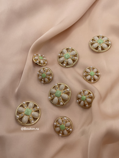 Пуговицы золотистые со стразами, эмалью, жемчугом и салатовой серединкой