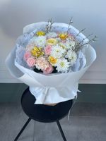 Букет из кустовых пионовидных роз, диантусов, генисты и нациссов