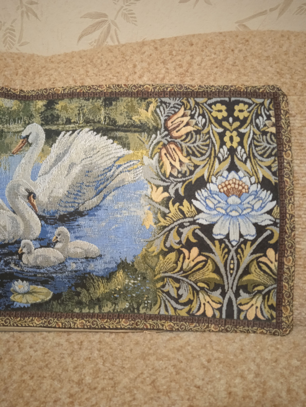 Декоративный гобеленовый чехол Семья лебедей 34х77
