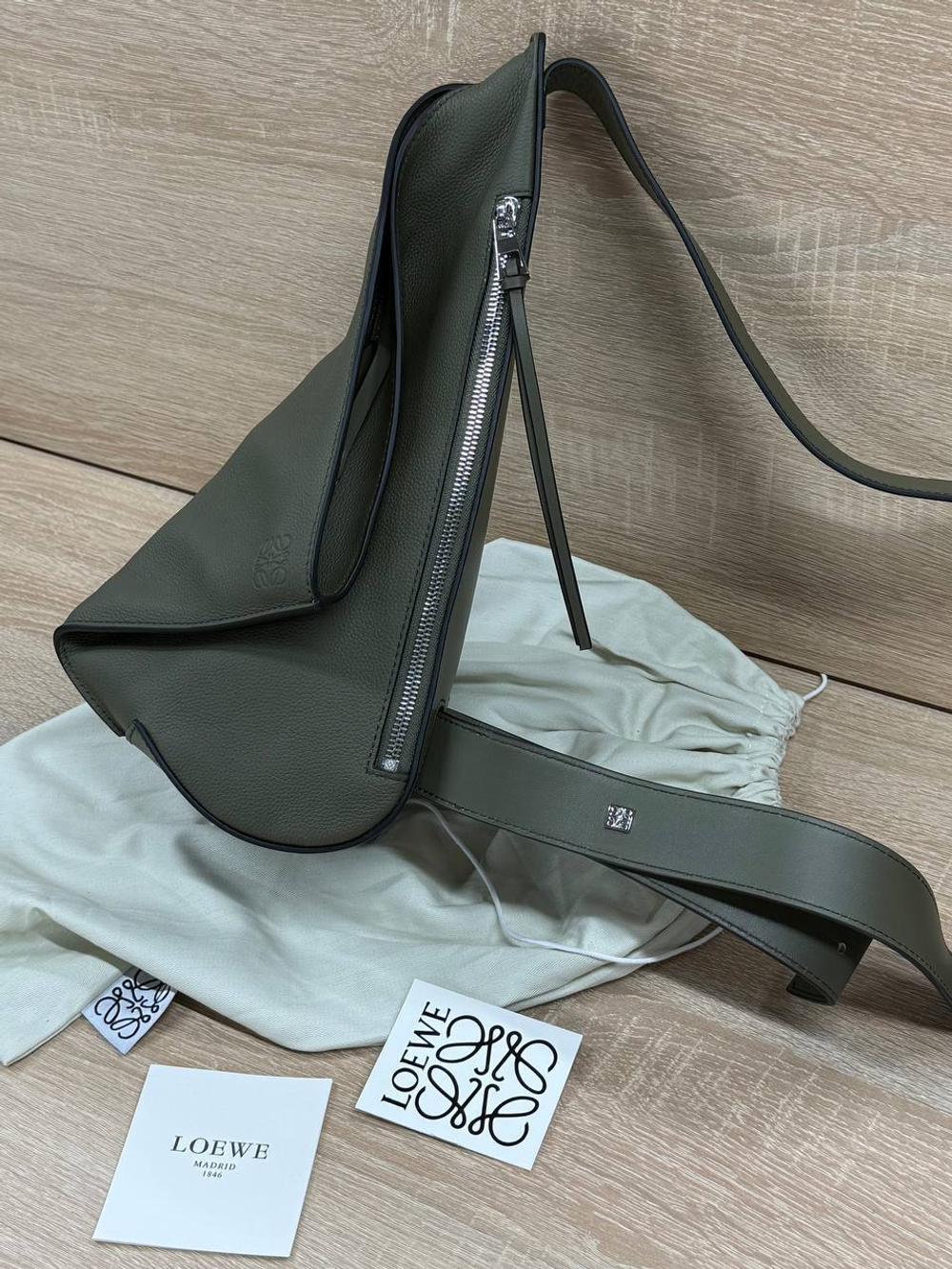 Сумка-слинг Loewe