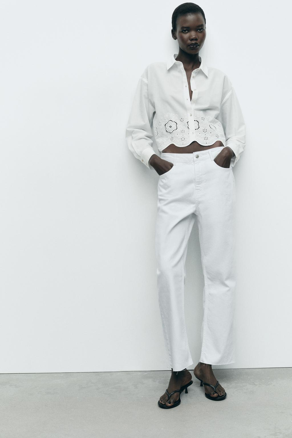 ZARA УКОРОЧЕННАЯ БЛУЗА С АЖУРНОЙ ВЫШИВКОЙ, БЕЛЫЙ