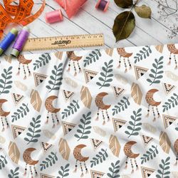 Ткань мембрана племенные символы и листья на бежевом фоне