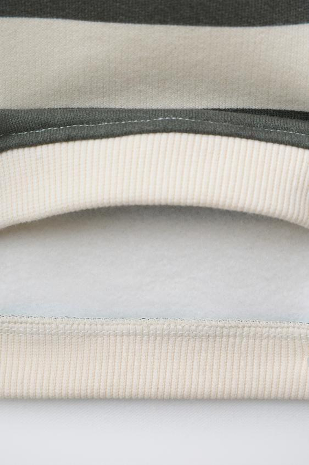 ZARA ТОЛСТОВКА В ПОЛОСКУ С НАШИВКОЙ «МЕДВЕДЬ», ЭКРЮ/ХАКИ