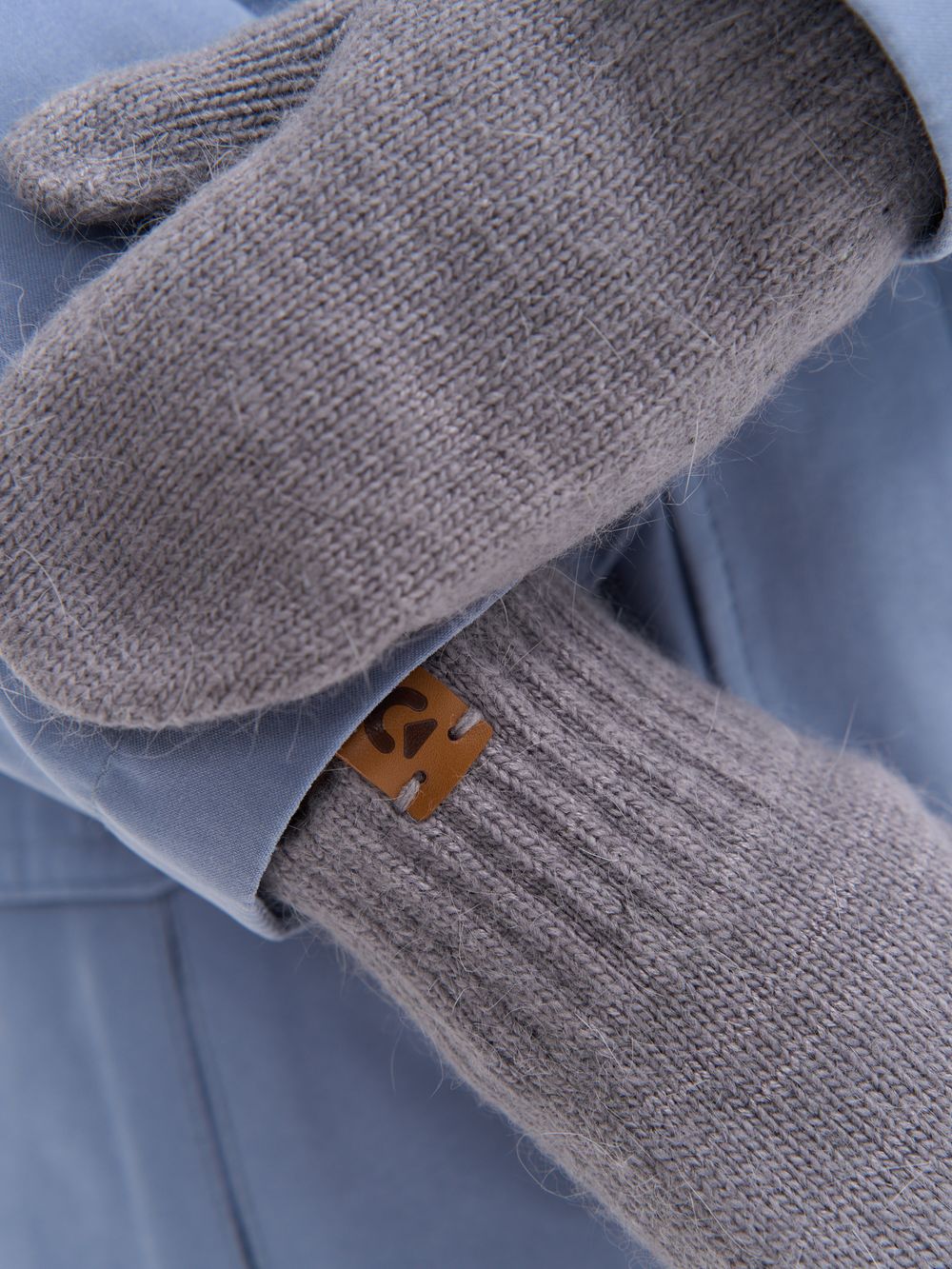 Варежки вязаные из ангоры "Пепел"