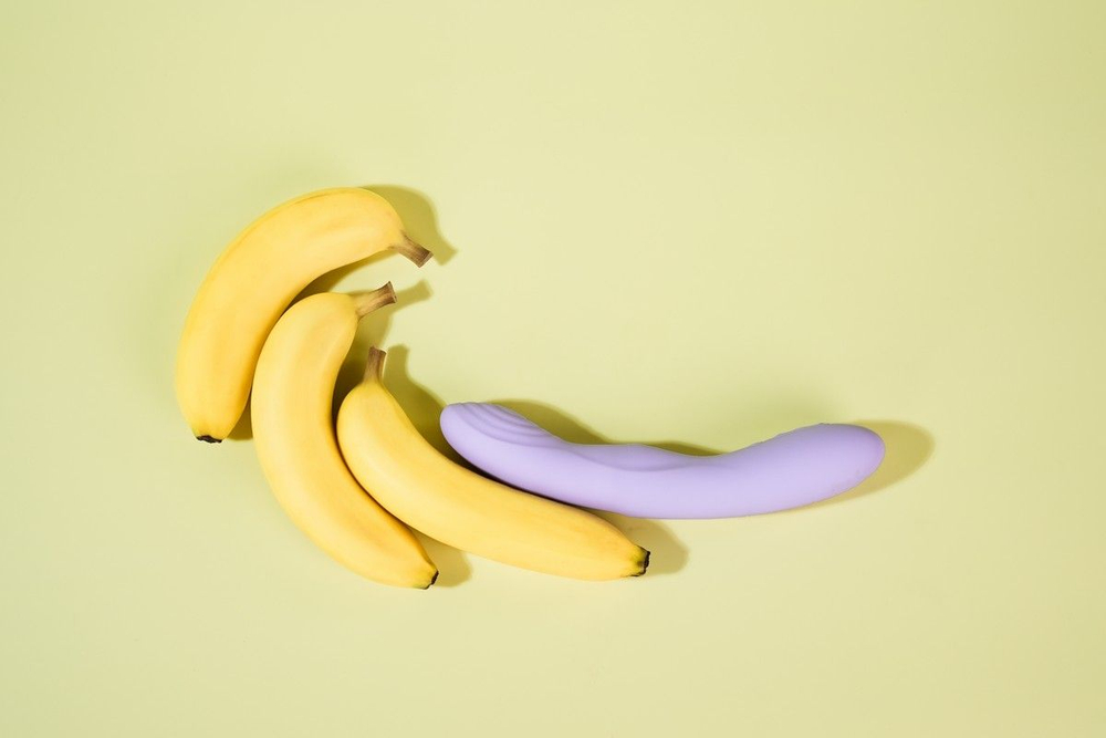 Сиреневый интерактивный вибромассажёр Selena с поступательными движениями и нагревом - 21 см.