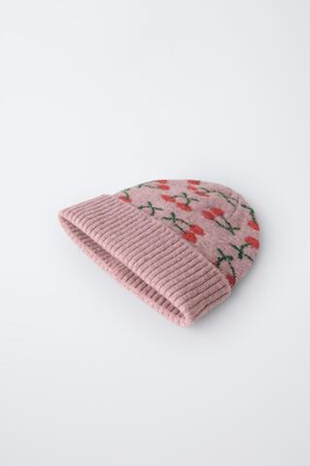 ZARA ТРИКОТАЖНАЯ ШАПКА С ВИШНЯМИ, РОЗОВЫЙ