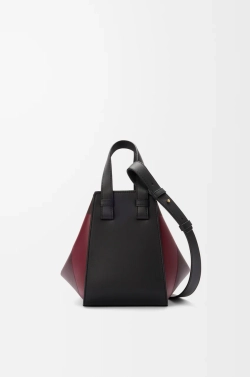 Loewe Компактная сумка Hammock из телячьей кожи наппа, черный/бордовый