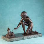 Скульптура в стиле Арт-Деко «Девушка, кормящая голубей»