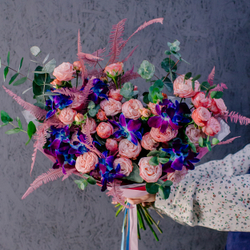 79. Необычный нежный букет с синими орхидеями
