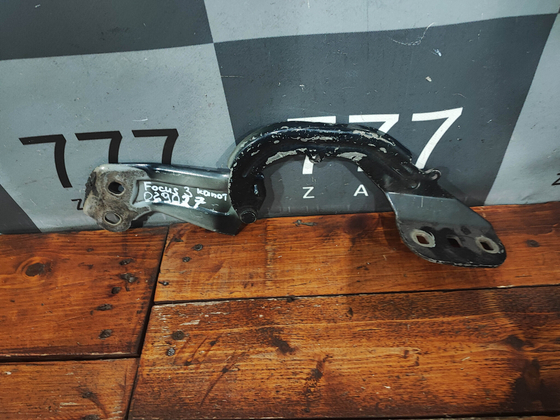 Петля капота правая Ford Focus 3, Kuga 2 (CBS) 11-19 Б/У Оригинал BM51A16800AD