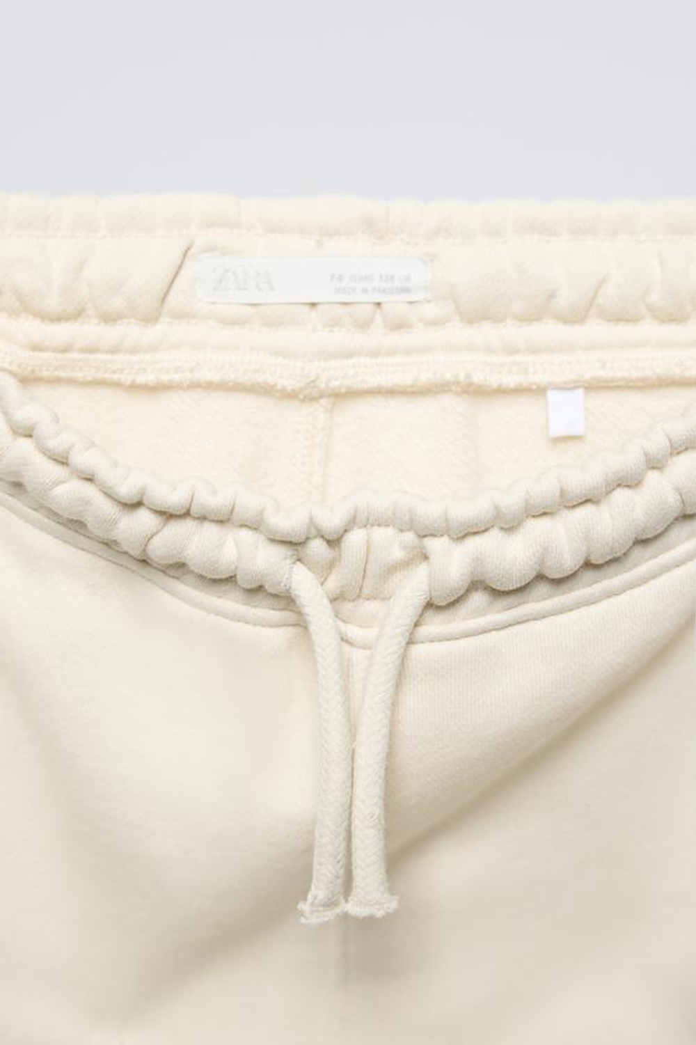 ZARA КОМПЛЕКТ ИЗ ДЖОГГЕРОВ И ТОЛСТОВКИ С НАДПИСЬЮ, ЭКРЮ