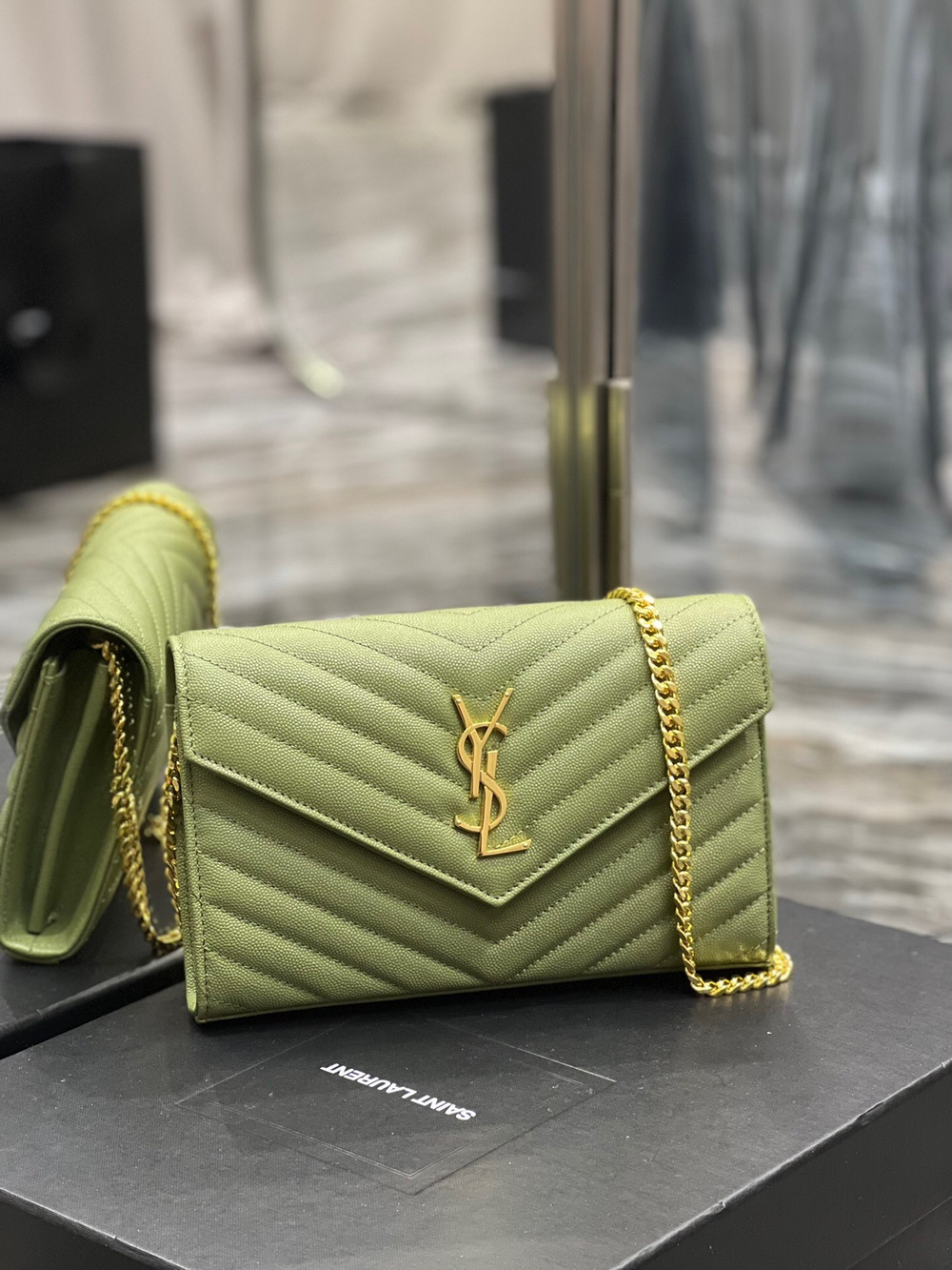 Saint Laurent WOC 22 cm
