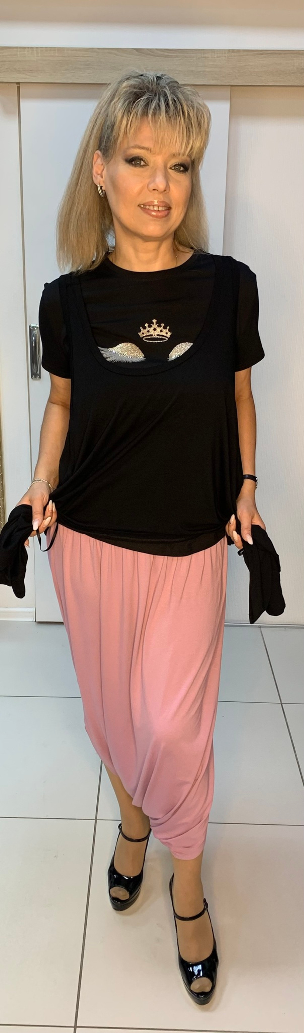 Трикотажная двойка: черная майка-туника и пудровые шаровары