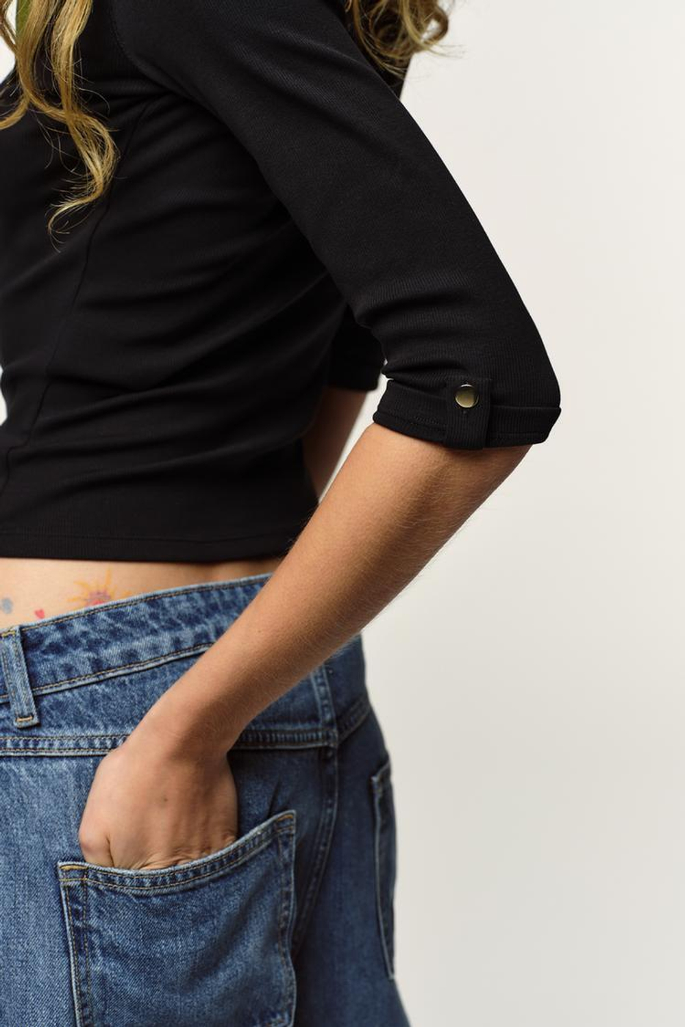 ZARA ФУТБОЛКА В РУБЧИК С ПУГОВИЦАМИ, ЧЕРНЫЙ