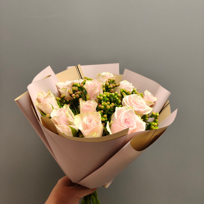 Букет из кенийских роз с каланхоэ