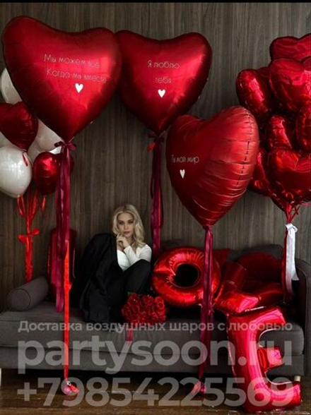 Большая композиция воздушных шаров LOVE с большими красными сердцами