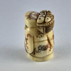 Статуэтка нэцкэ Эбису с корзиной рыбы и персиком