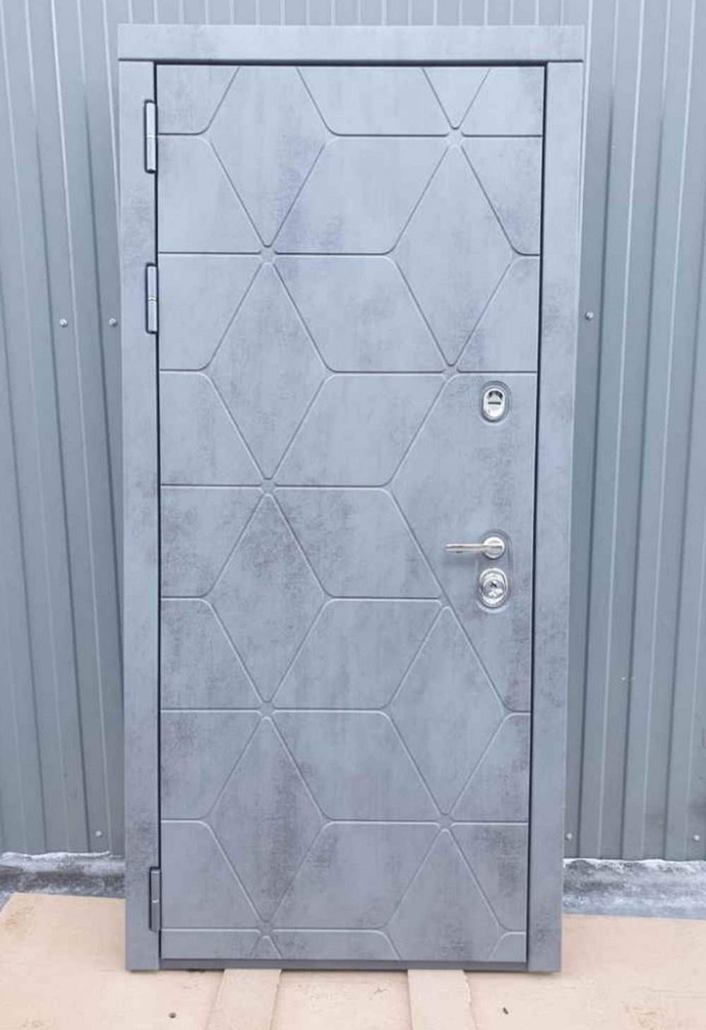 Входная металлическая дверь с зеркалом Рекс 28 Бетон темный / зеркало ФЛЗ-120 Бетон светлый