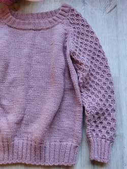 Свитер ручной работы с узором соты на рукавах.