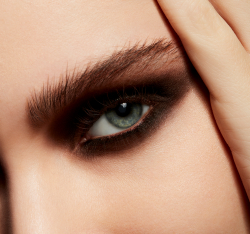 MAC Cosmetics Powder Kiss Soft Matte Eye Shadow - Тушь для ресниц оттенок Give a Glam, 1 g