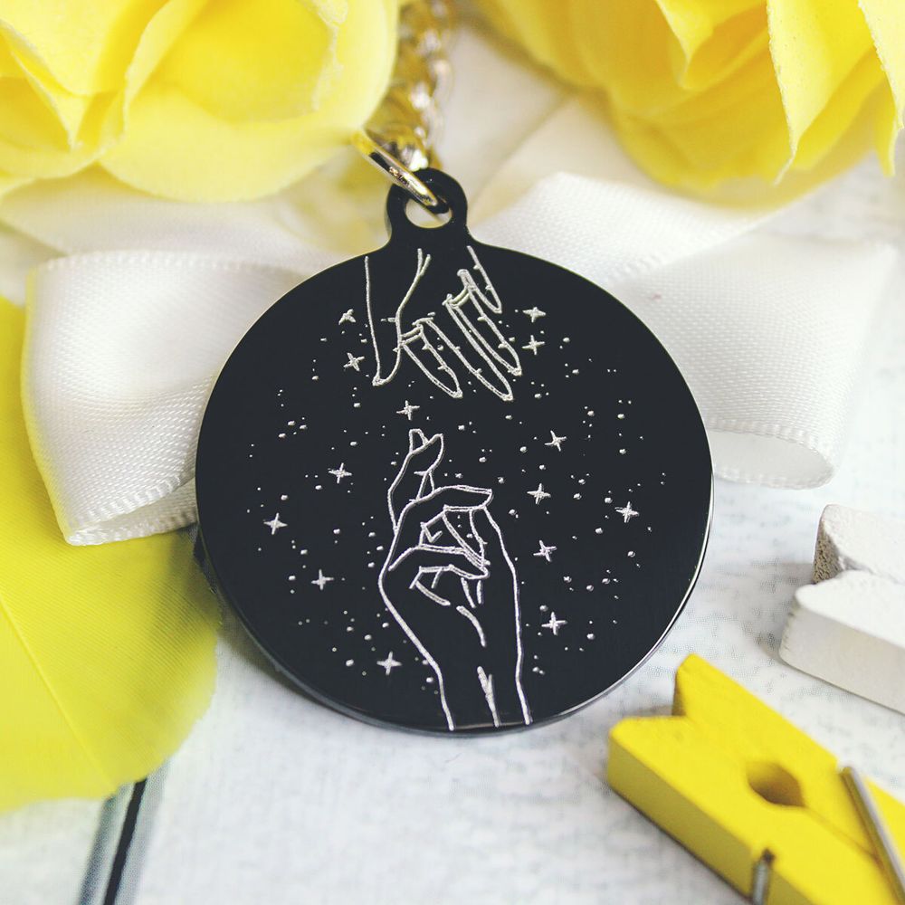 Чёрный брелок с гравировкой созвездия и рук на заказ