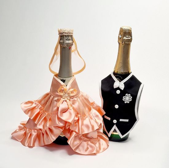 Украшение для бутылок шампанского на свадьбу в виде костюмов жениха и невесты