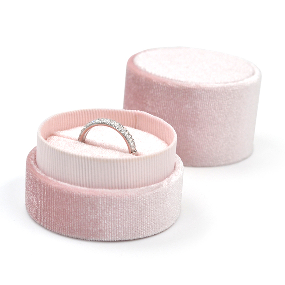 Футляр пластиковый с мягкой плюшевой обтяжкой для украшений.