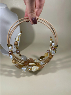 Колье из бусин на проволоке с памятью