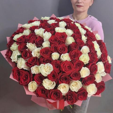 Букет из 101 белой и красной розы (Эквадор 60 см)