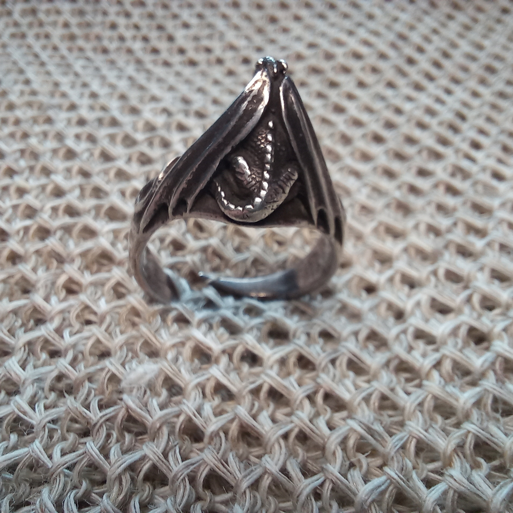 Кольцо. Дракон сидящий