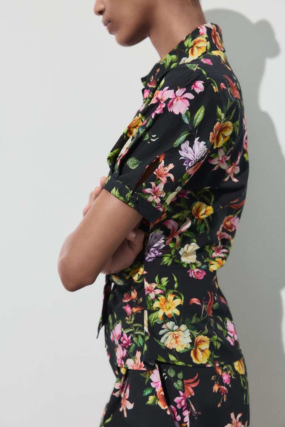 ZARA ТОП ИЗ ПОПЛИНА С ЦВЕТОЧНЫМ ПРИНТОМ, ЧЕРНЫЙ/ЗЕЛЕНЫЙ